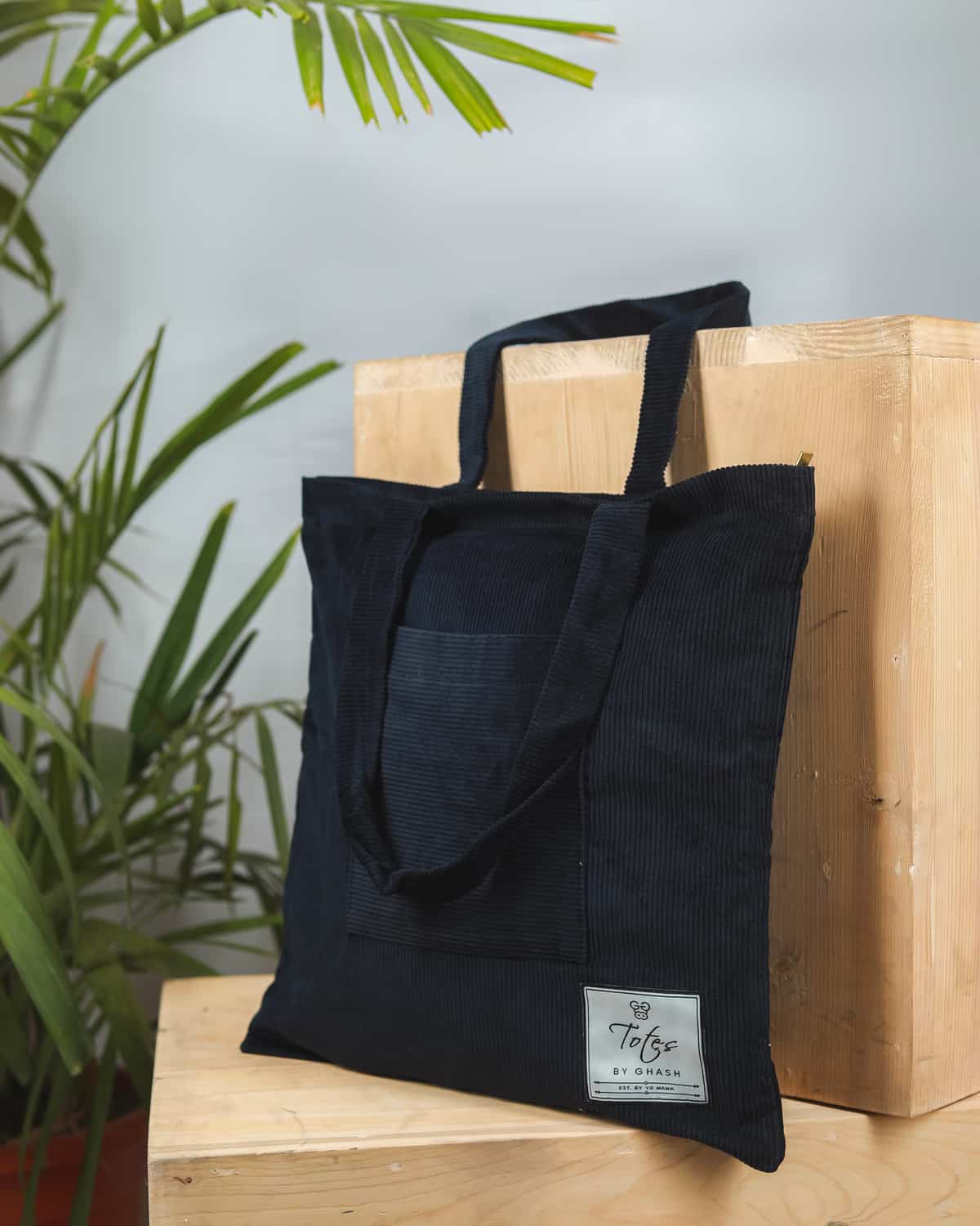 Black tote shop bag with pockets