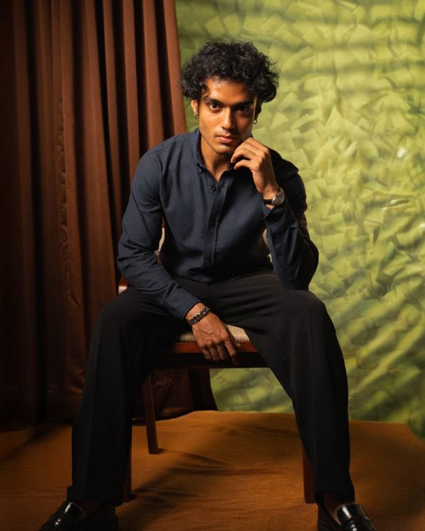 Men’s Long Sleeve Button-Down Herringbone Patterned Shirt in Navy Blue - Image 5