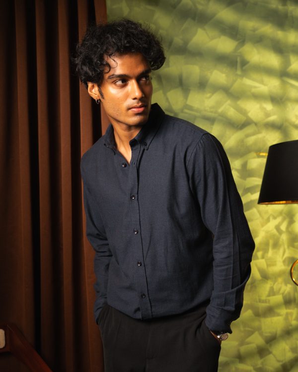 Men’s Long Sleeve Button-Down Herringbone Patterned Shirt in Navy Blue
