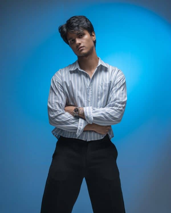Men’s Oversized Cropped Shirt in White & Blue - Image 9