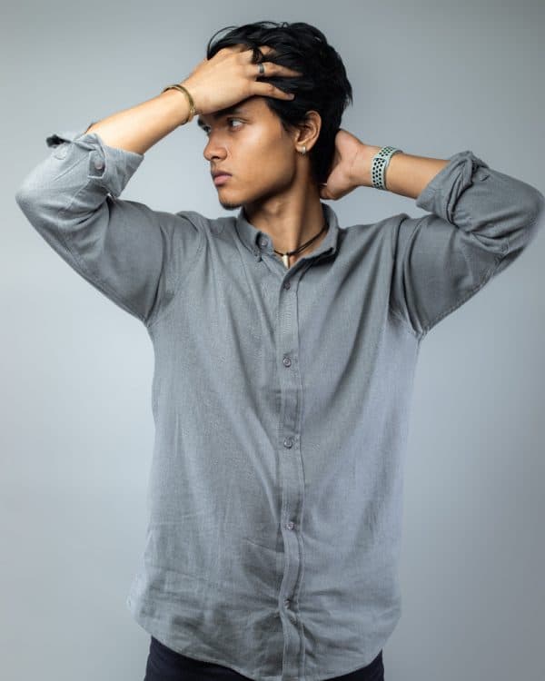 Men’s Long Sleeve Button-Down Herringbone Patterned Shirt in Light Grey