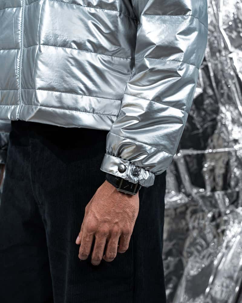 Cropped Puffer Jacket in Silver - Image 10