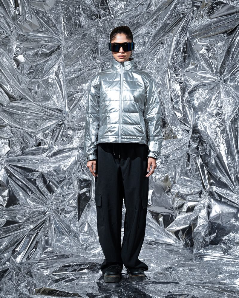 Cropped Puffer Jacket in Silver - Image 5