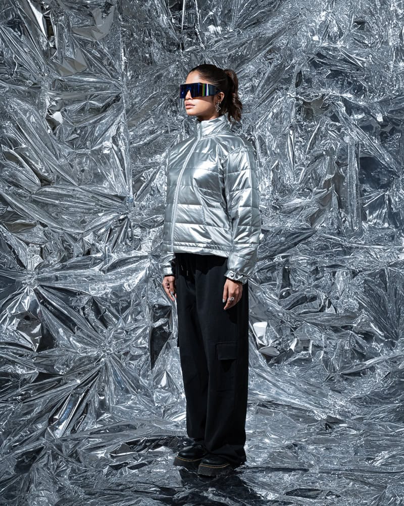 Cropped Puffer Jacket in Silver - Image 7