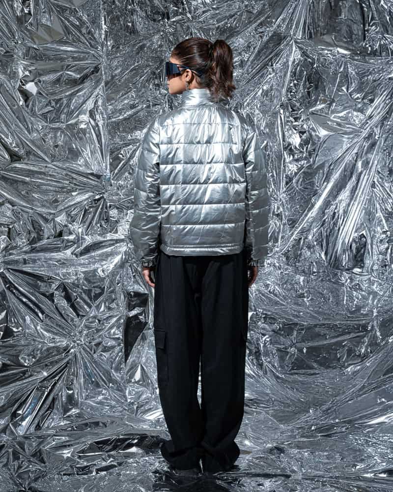 Cropped Puffer Jacket in Silver - Image 9