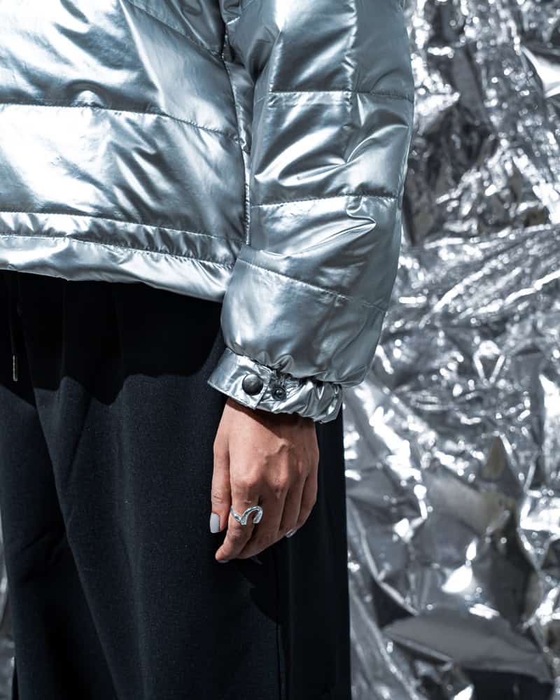Cropped Puffer Jacket in Silver - Image 11